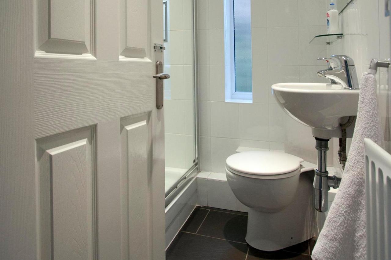 Abacus Bed And Breakfast, Blackwater, Hampshire Camberley Exteriör bild
