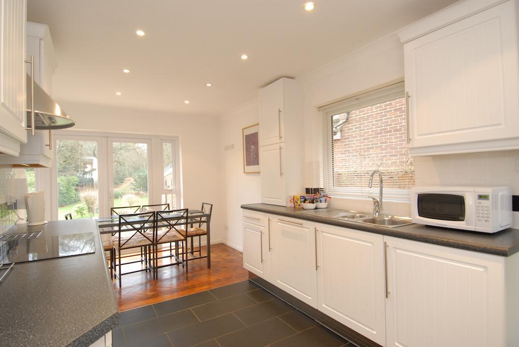 Abacus Bed And Breakfast, Blackwater, Hampshire Camberley Exteriör bild